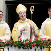 Bischof Norbert Trelle freut sich mit den beiden frisch geweihten Priestern Fabian Boungard (links) und Benedikt Heimann (rechts).