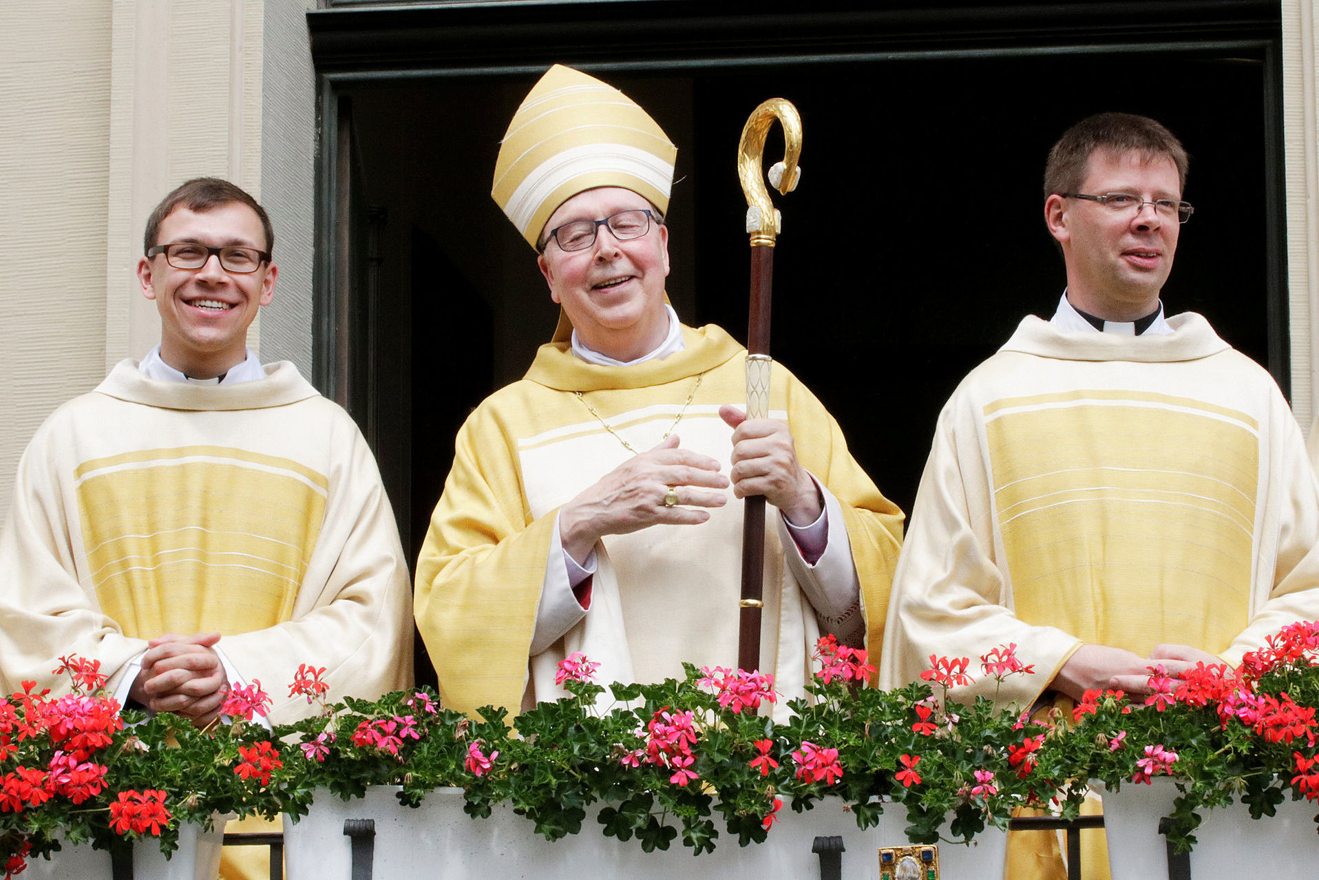 Bischof Norbert Trelle freut sich mit den beiden frisch geweihten Priestern Fabian Boungard (links) und Benedikt Heimann (rechts).