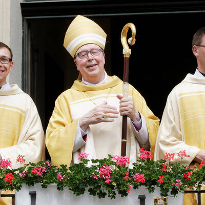 Bischof Norbert Trelle freut sich mit den beiden frisch geweihten Priestern Fabian Boungard (links) und Benedikt Heimann (rechts).