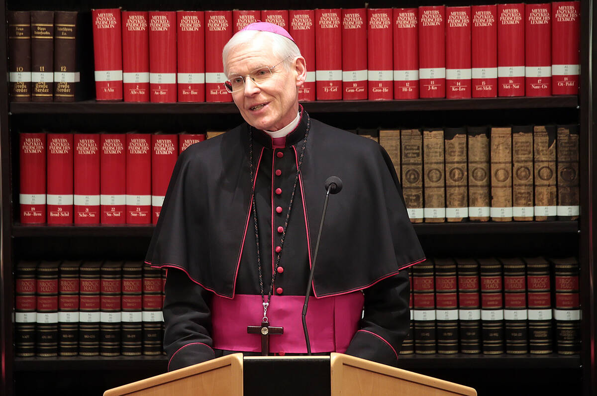 Weihbischof Schwerdtfeger wünscht Margot Käßmann Gottes Segen für den Ruhestand.