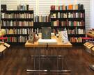Die Dombibliothek Hildesheim lädt zum Stöbern in über 50 Regalmetern voller Bücher aus vielen Sachgebieten ein.