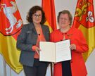 Michaela Michalowitz (links) mit Marie-Rose Freifrau von Boeselager und Bundesverdienstkreuz