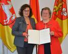 Michaela Michalowitz (links) mit Marie-Rose Freifrau von Boeselager und Bundesverdienstkreuz