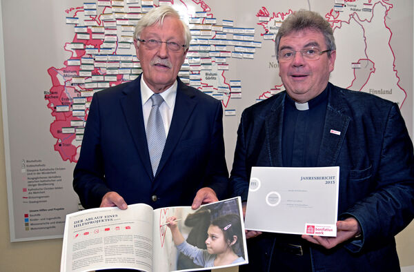 Monsignore Georg Austen und Heinz Paus stellen den Jahresbericht 2015 des Bonifatiuswerkes vor.