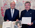 Monsignore Georg Austen und Heinz Paus stellen den Jahresbericht 2015 des Bonifatiuswerkes vor.