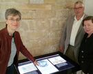 Mit der Konfessionalisierung in Hildesheim beschäftigt sich die Ausstellung "Glaubenssache" im Dommuseum. Hintergrundinformationen und Erläuterungen dazu können Besucher einem Touchscreen entnehmen, der normalerweise in der Dombibliothek eingesetzt wird. PD Dr. Monika Suchan (Dombibliothek, von links), Bistumsarchivar Dr. Thomas Scharf-Wrede und Museumsdirektorin Dr. Claudia Höhl probierten das Gerät schon einmal aus.