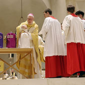 Der Bischof weihte während der Messe die heiligen Öle, die bei der Spendung der Sakramente im Bistum Hildesheim verwendet werden.