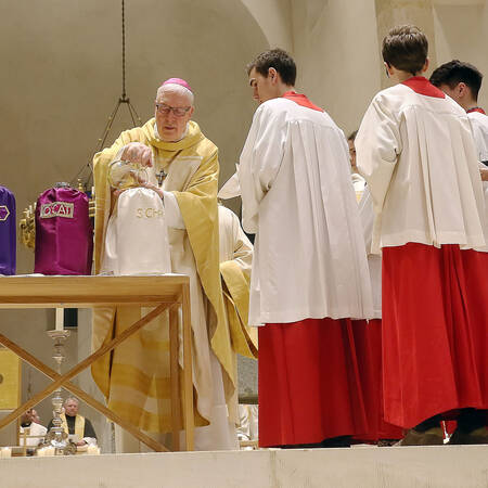 Der Bischof weihte während der Messe die heiligen Öle, die bei der Spendung der Sakramente im Bistum Hildesheim verwendet werden. 