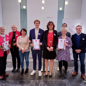 Die Freude ist groß: Stellvertretend für die ausgezeichneten Projekte hat Jurymitglied und DiCV-Vorstand Reinhard Kühn (rechts außen) sechs ehren- und hauptamtliche Caritas-Mitarbeitende geehrt.