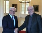 Bundespräsident Frank-Walter Steinmeier begrüßte gestern Bischof Norbert Trelle im Schloss Bellevue. Trelle besuchte das Staatsoberhaupt gemeinsam mit den weiteren Mitgliedern des Ständigen Rates der Deutschen Bischofskonferenz.