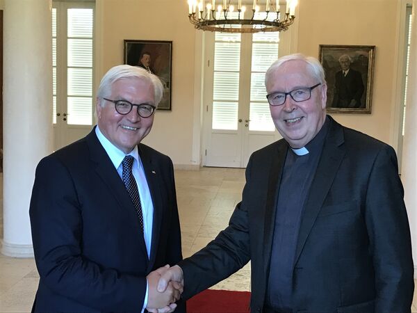 Bundespräsident Frank-Walter Steinmeier begrüßte gestern Bischof Norbert Trelle im Schloss Bellevue. Trelle besuchte das Staatsoberhaupt gemeinsam mit den weiteren Mitgliedern des Ständigen Rates der Deutschen Bischofskonferenz.