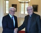 Bundespräsident Frank-Walter Steinmeier begrüßte gestern Bischof Norbert Trelle im Schloss Bellevue. Trelle besuchte das Staatsoberhaupt gemeinsam mit den weiteren Mitgliedern des Ständigen Rates der Deutschen Bischofskonferenz.