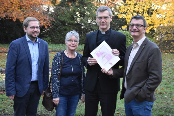 Diözesansekretär Dr. Timo Freudenberger (links), Vorsitzende Silvia Scharfenberg (2. von links) und Vorsitzender Rüdiger Wala (rechts) vom Hildesheimer Diözesanverband der Katholischen Arbeitnehmer-Bewegung haben heute eine gemeinsame Erklärung an Bischof Dr. Heiner Wilmer SCJ überreicht.