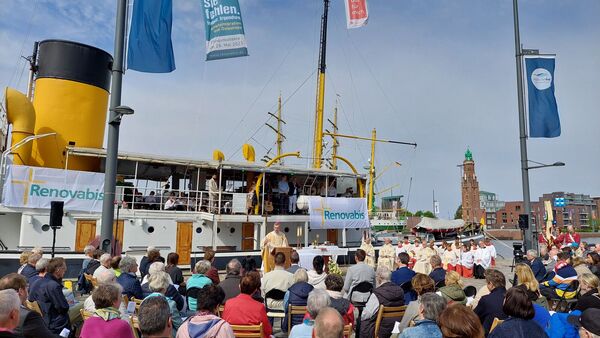 In Bremerhaven wurde am heutigen Sonntagvormittag mit einem Open-Air-Gottesdienst vor dem Museumsschiff „Wal“, einem Eisbrecher, die Pfingstaktion des katholischen Osteuropa-Hilfswerkes Renovabis eröffnet. Bischof Wilmer stellte die Frage nach Gerechtigkeit in den Mittelpunkt seiner Predigt.