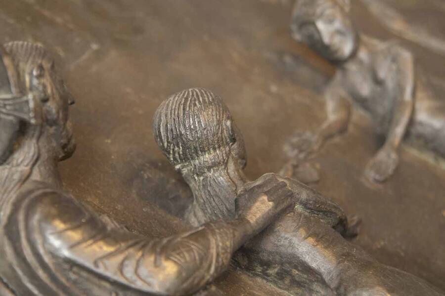 Die Bildszene "Adam und Eva" aus der mittelalterlichen Bernwardtür im Hildesheimer Dom.