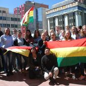 Gruppe von Freiwilligen mit der Koordinatorin Isabel Gomez bei ihrer Ankuft in La Paz.