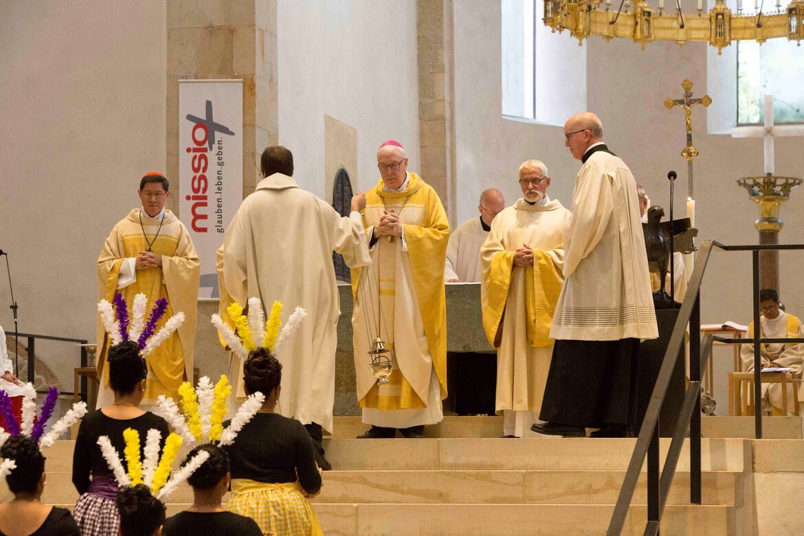 Der Hildesheimer Bischof Norbert Trelle (Mitte) feierte den Gottesdienst im Hildesheimer Dom mit dem philippinischen Kardinal Luis Antonio Tagle (links).