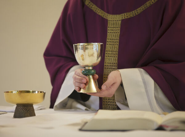 Der Studientag Liturgie richtet sich an Menschen, die sich an der Gestaltung von Gottesdiensten beteiligen oder sich dafür interessieren.