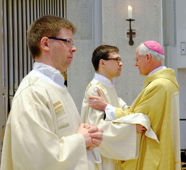 Benedikt Heimann und Fabian Boungard werden am kommenden Samstag zu Priestern geweiht. Dieses Bild zeigt die beiden Priesteramtskandidaten während ihrer Diakonenweihe im vergangenen Jahr. Weihbischof Dr. Nikolaus Schwerdtfeger spendete das Weihesakrament.