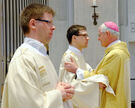 Benedikt Heimann und Fabian Boungard werden am kommenden Samstag zu Priestern geweiht. Dieses Bild zeigt die beiden Priesteramtskandidaten während ihrer Diakonenweihe im vergangenen Jahr. Weihbischof Dr. Nikolaus Schwerdtfeger spendete das Weihesakrament.