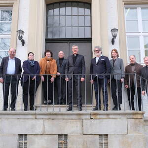 An der interreligiösen Begegnung im Bischofshaus in Hildesheim nahmen (von links) Yevgen Bruckmann, Michael Fürst, Katharina Freudenberger, Marina Jalowaja, Michael Grünberg, Heiner Wilmer, Achim Doerfer, Frederike Bischoff, Michael Schober und Wilfried Theising teil.