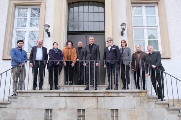 An der interreligiösen Begegnung im Bischofshaus in Hildesheim nahmen (von links) Yevgen Bruckmann, Michael Fürst, Katharina Freudenberger, Marina Jalowaja, Michael Grünberg, Heiner Wilmer, Achim Doerfer, Frederike Bischoff, Michael Schober und Wilfried Theising teil.