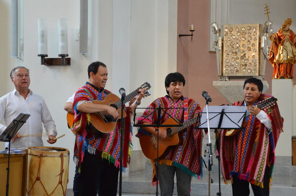Mehrere Musikgruppen haben die Messe in der Basilika St. Clemens in Hannover musikalisch begleitet.
