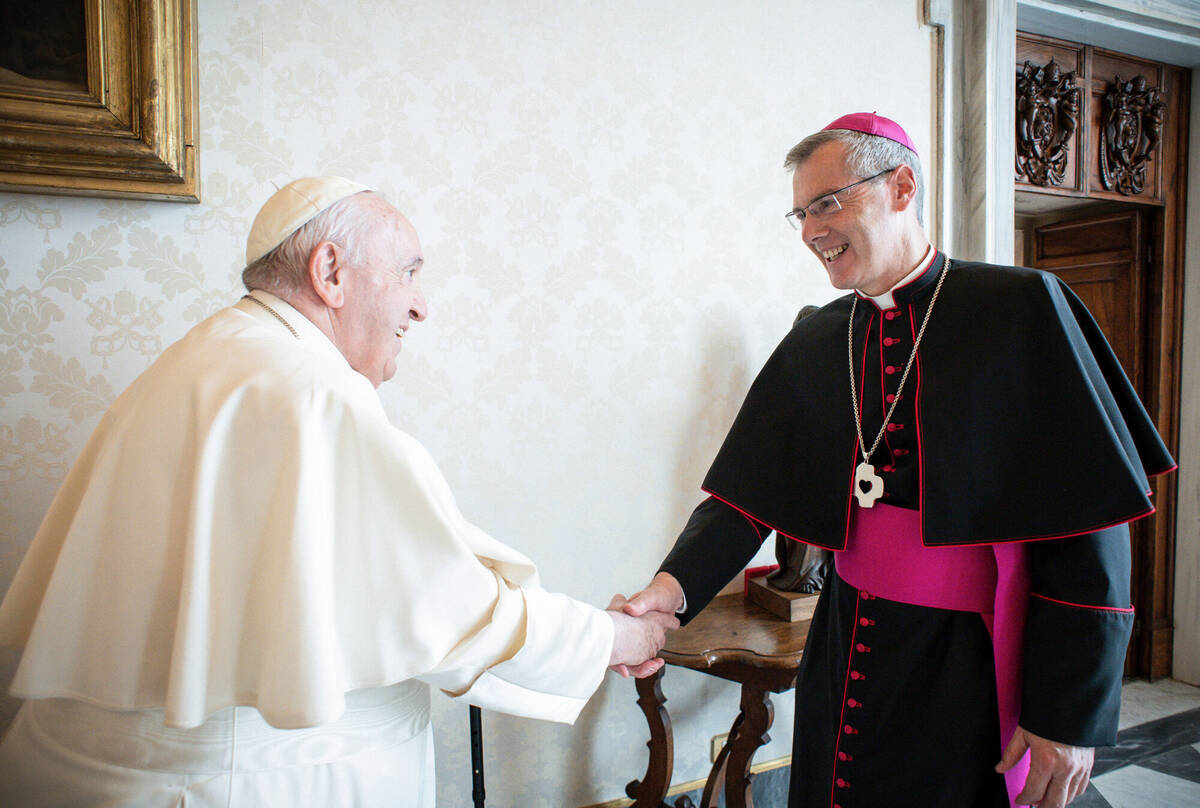 Papst Franziskus empfängt Heiner Wilmer, Bischof von Hildesheim, am 17. Oktober 2022 im Vatikan.