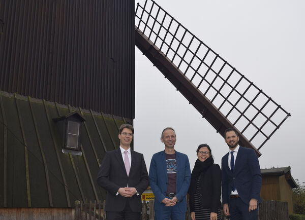 Hildesheims Oberbürgermeister Dr. Ingo Meyer (l.) freut sich sehr, Thomas Harling (2. v. l.) und Mareike Knobloch für das Projektbüro gewonnen zu haben. Harsums Bürgermeister Marcel Litfin (r.) hatte für die Vorstellung die Paltrockmühle Asel zur Verfügung gestellt.