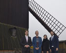 Hildesheims Oberbürgermeister Dr. Ingo Meyer (l.) freut sich sehr, Thomas Harling (2. v. l.) und Mareike Knobloch für das Projektbüro gewonnen zu haben. Harsums Bürgermeister Marcel Litfin (r.) hatte für die Vorstellung die Paltrockmühle Asel zur Verfügung gestellt.