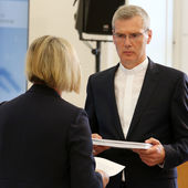 Bischof nimmt Bericht in Empfang