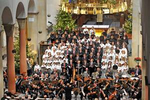 Gemischter Chor mit Orchester an Weihnachten im Hildesheimer Dom.