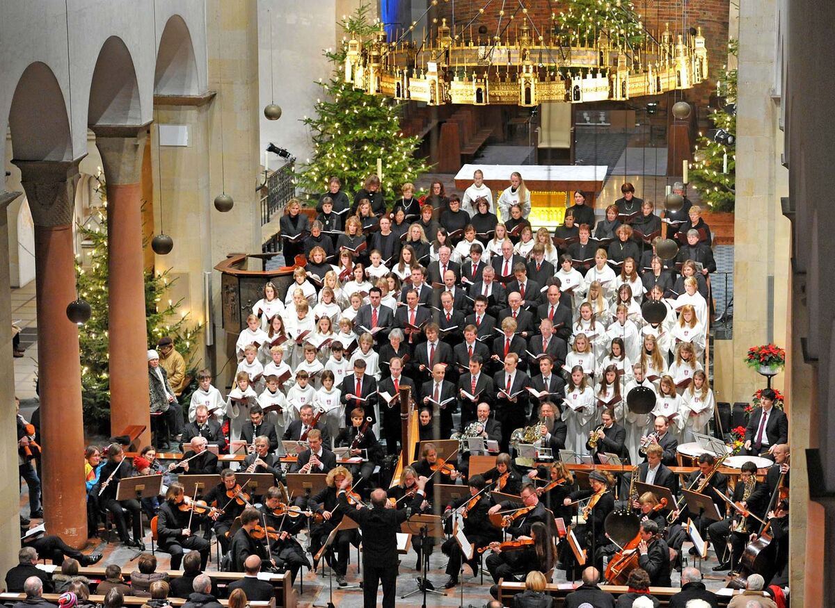 Gemischter Chor mit Orchester an Weihnachten im Hildesheimer Dom.