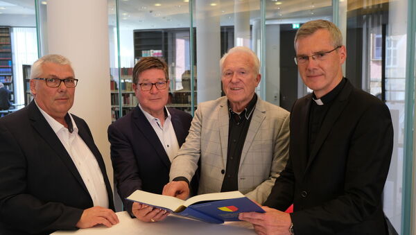 Der Historiker Professor Dr. Hans-Georg Aschoff aus Hannover (Zweiter von rechts) hat den ersten Teil einer auf drei Bände angelegten Bistumsgeschichte geschrieben. Das Buch "Das Bistum Hildesheim zwischen Reformation und Säkularisation" ist 800 Seiten stark. Hier werfen (von links) Dr. Thomas Scharf-Wrede, Direktor des Bistumsarchivs Hildesheim, Verleger Dr. Albrecht Weiland und Bischof Dr. Heiner Wilmer SCJ gemeinsam mit dem Autor einen Blick in dessen Werk.