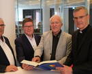 Der Historiker Professor Dr. Hans-Georg Aschoff aus Hannover (Zweiter von rechts) hat den ersten Teil einer auf drei Bände angelegten Bistumsgeschichte geschrieben. Das Buch "Das Bistum Hildesheim zwischen Reformation und Säkularisation" ist 800 Seiten stark. Hier werfen (von links) Dr. Thomas Scharf-Wrede, Direktor des Bistumsarchivs Hildesheim, Verleger Dr. Albrecht Weiland und Bischof Dr. Heiner Wilmer SCJ gemeinsam mit dem Autor einen Blick in dessen Werk.