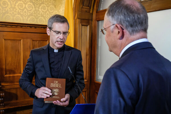 Der ernannte Hildesheimer Bischof, Pater Dr. Heiner Wilmer SCJ, hat heute im Gästehaus der Landesregierung in Hannover seinen Treueeid vor dem niedersächsischen Ministerpraesidenten Stephan Weil (rechts) abgelegt.