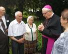 Bischof Norbert Trelle unterhält sich im Garten des Bischofshauses in Hildesheim mit weißrussischen KZ-Überlebenden. 