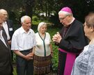 Bischof Norbert Trelle unterhält sich im Garten des Bischofshauses in Hildesheim mit weißrussischen KZ-Überlebenden.
