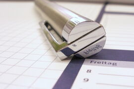 Kugelschreiber vor einem Terminkalender.