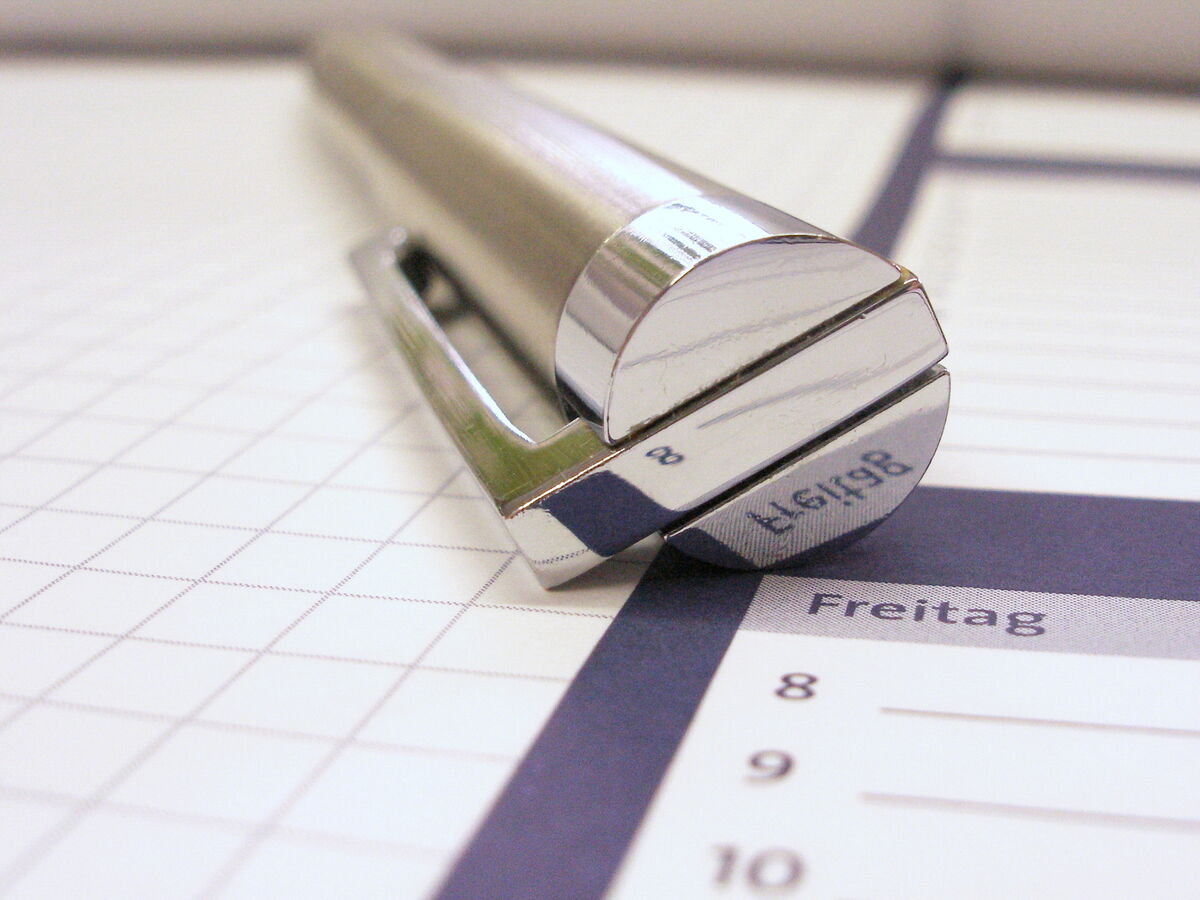 Kugelschreiber vor einem Terminkalender.