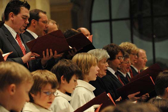 Gemischter Chor singt in Kirche.