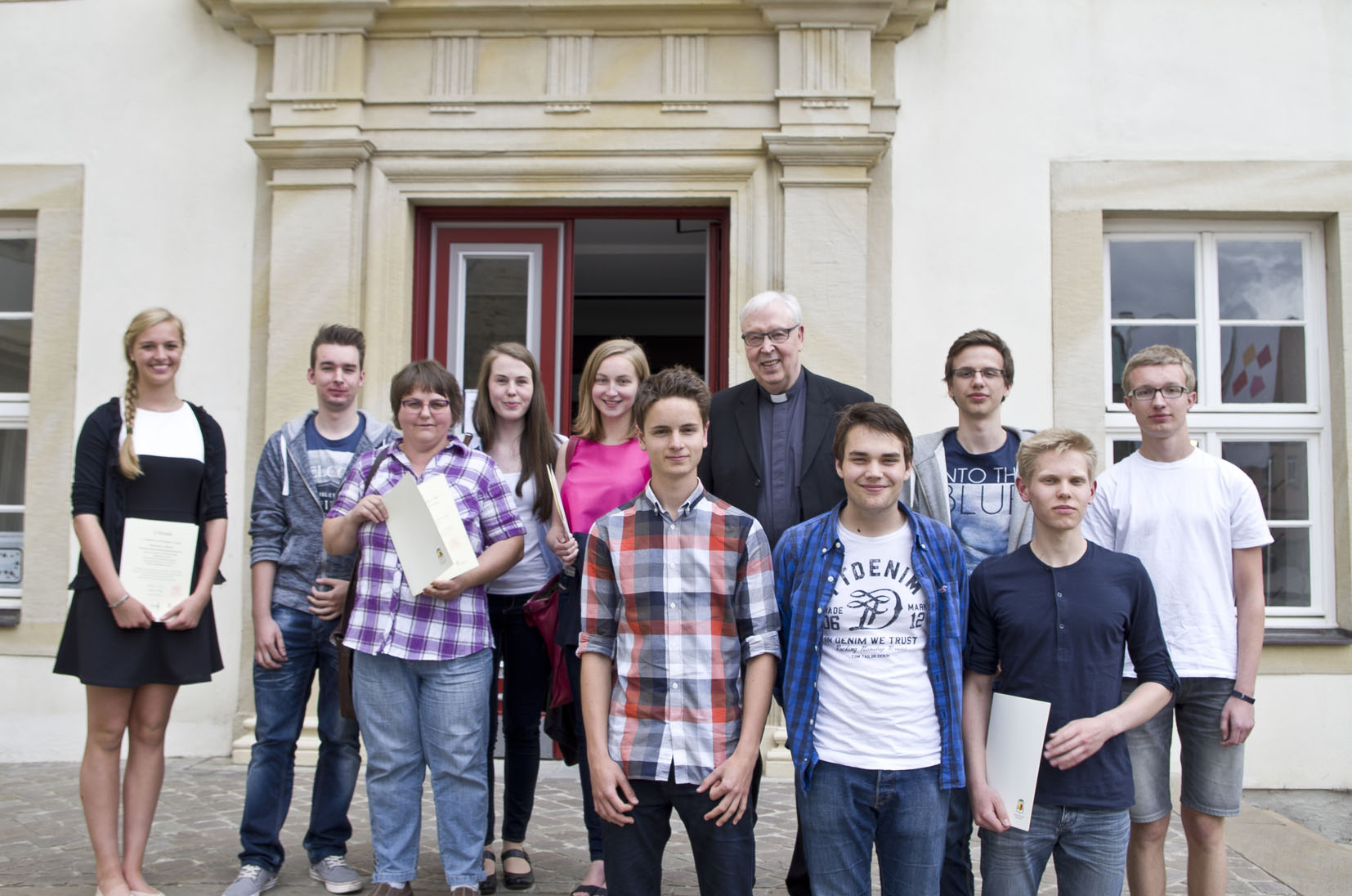 Schulwettbewerb "Menschsein versuchen" Gruppenfoto Schulwettbewerb "Menschsein versuchen" mit Bischof Norbert Trelle
