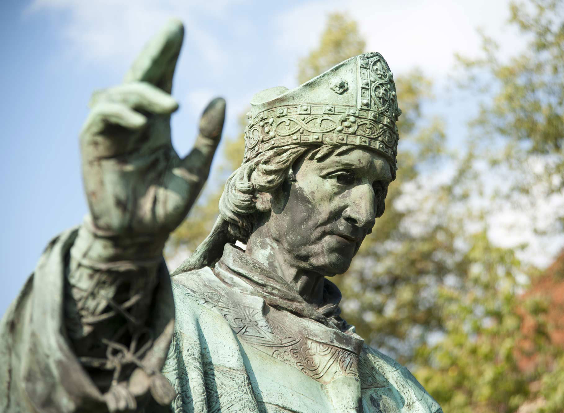 Statue des Heiligen Bernward