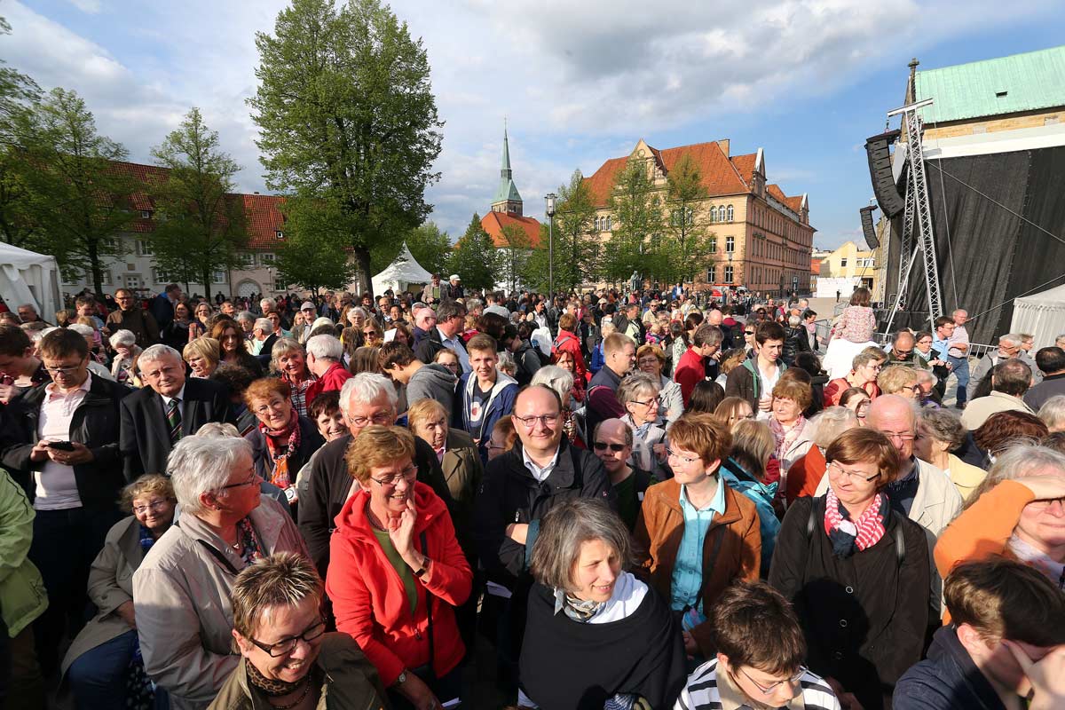 Besucher beim Fest der Engagierten am 9. Mai auf dem Hildesheimer Domhof.