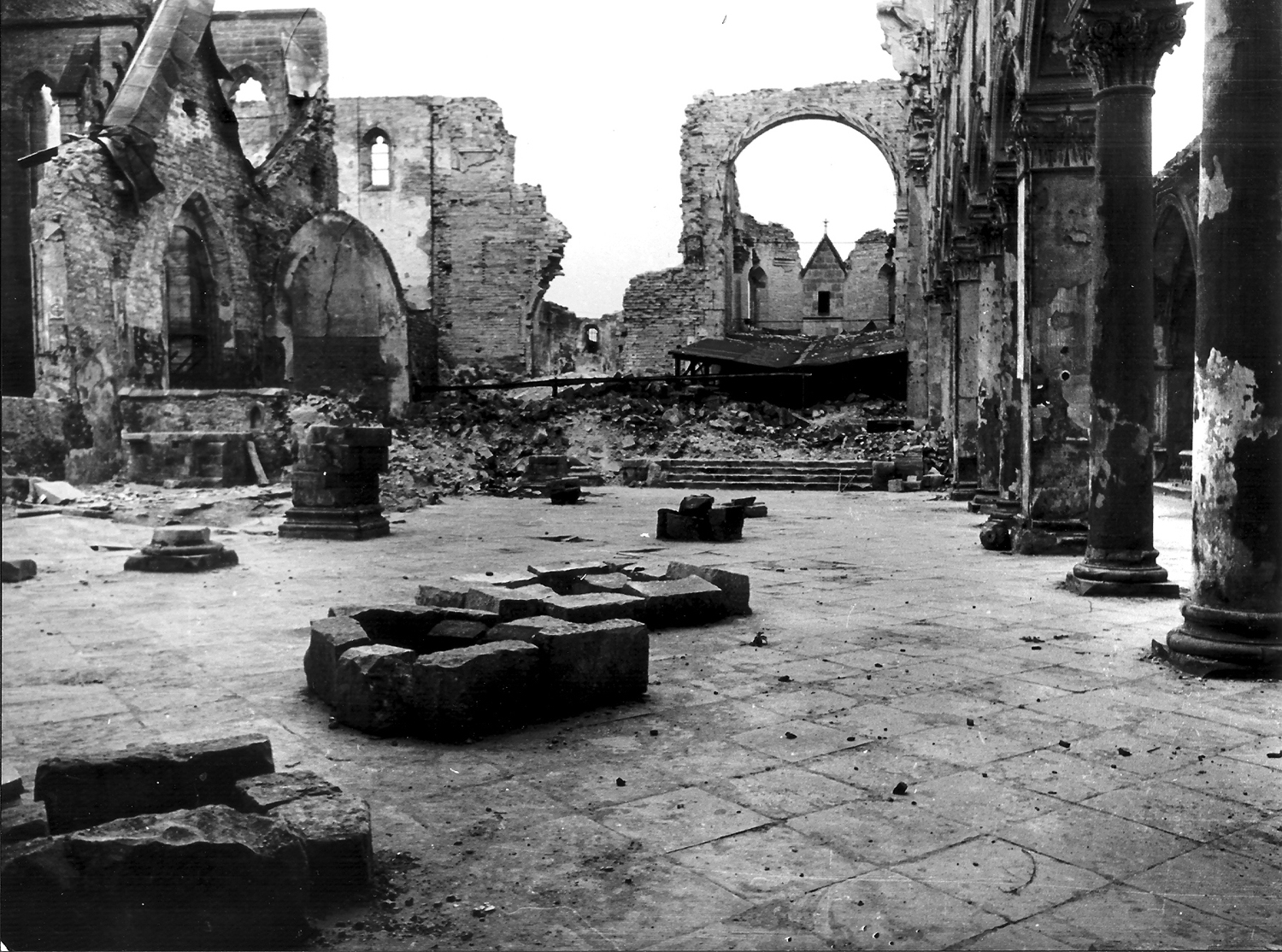 Mauerreste des durch einen Bombenangriff im Zweiten Weltkrieg zerstörten Doms.