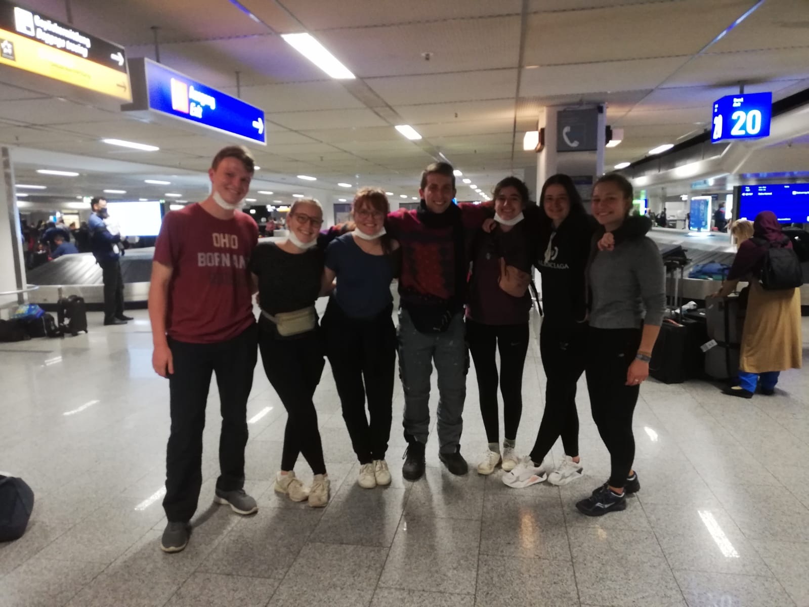 Gruppe von Freiwilligen am Flughafen in Frankfurt nach der Rückkehr aus Bolivien wegen des Abbruchs durch Corona.